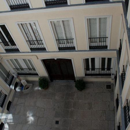 Hostal Yolanda Madrid Esterno foto