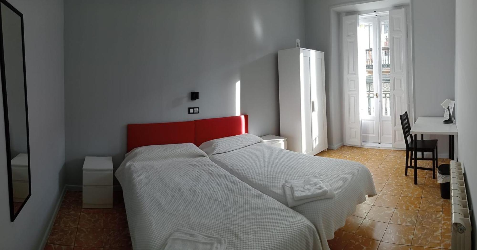 Hostal Yolanda Madrid Esterno foto