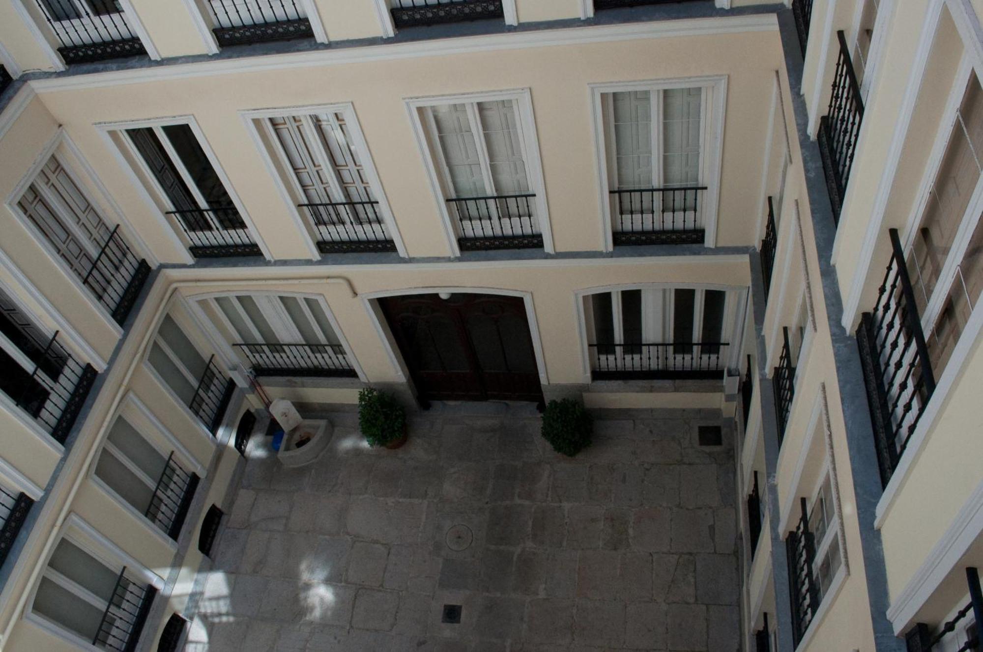 Hostal Yolanda Madrid Esterno foto