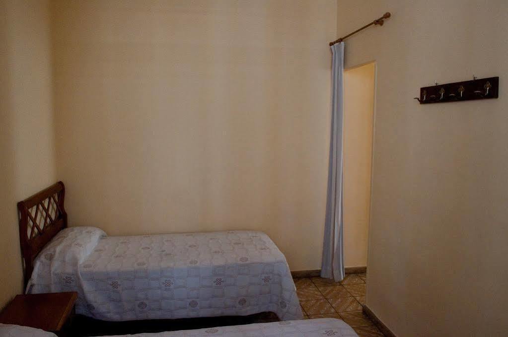 Hostal Yolanda Madrid Esterno foto