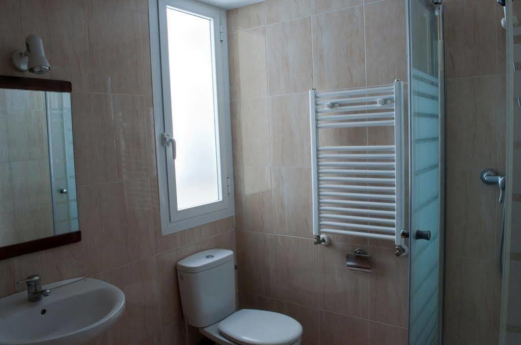 Hostal Yolanda Madrid Esterno foto